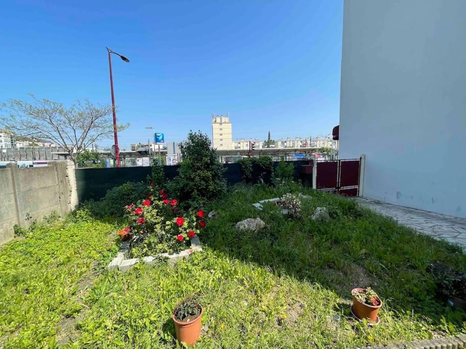 La Maison Est Situee En Face De La Gare بوندي المظهر الخارجي الصورة