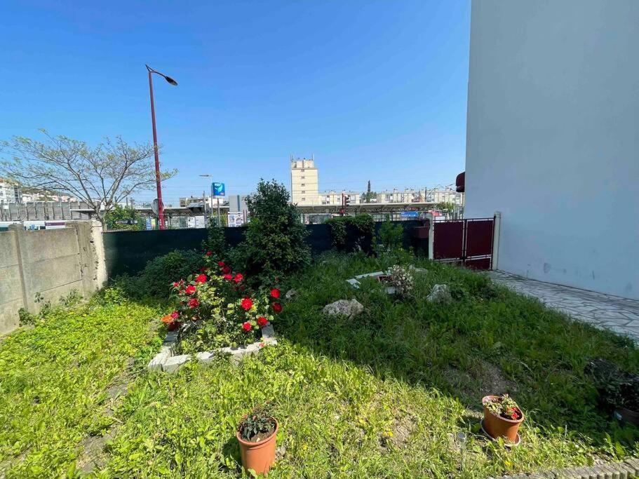 La Maison Est Situee En Face De La Gare بوندي المظهر الخارجي الصورة