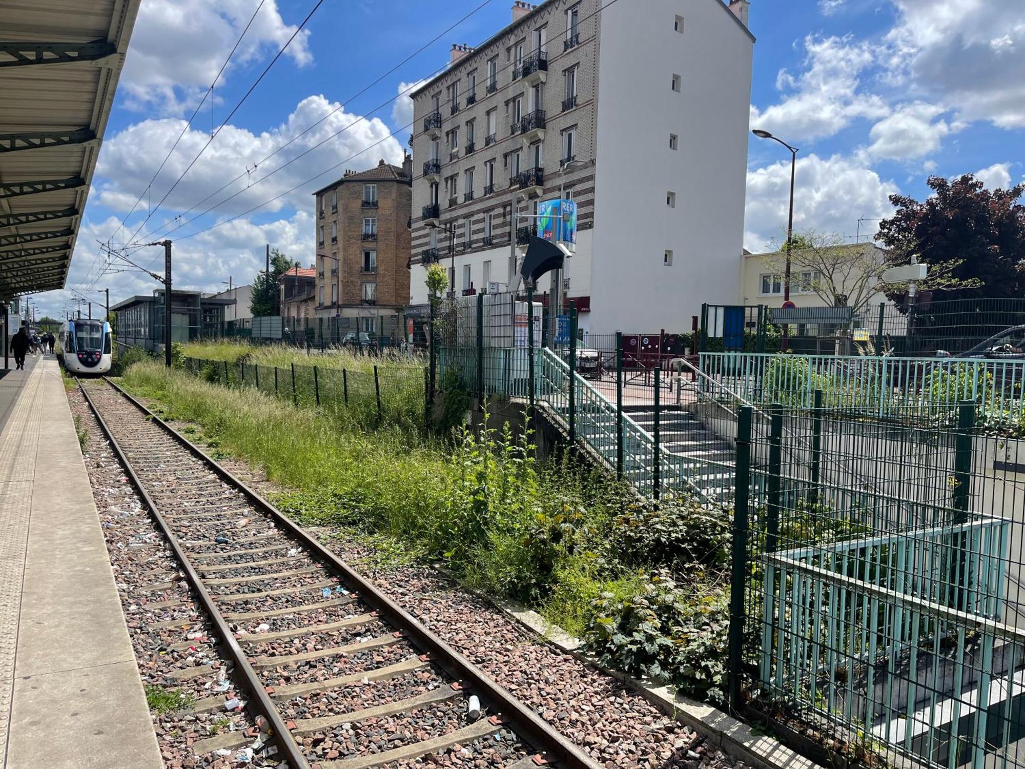 La Maison Est Situee En Face De La Gare بوندي المظهر الخارجي الصورة