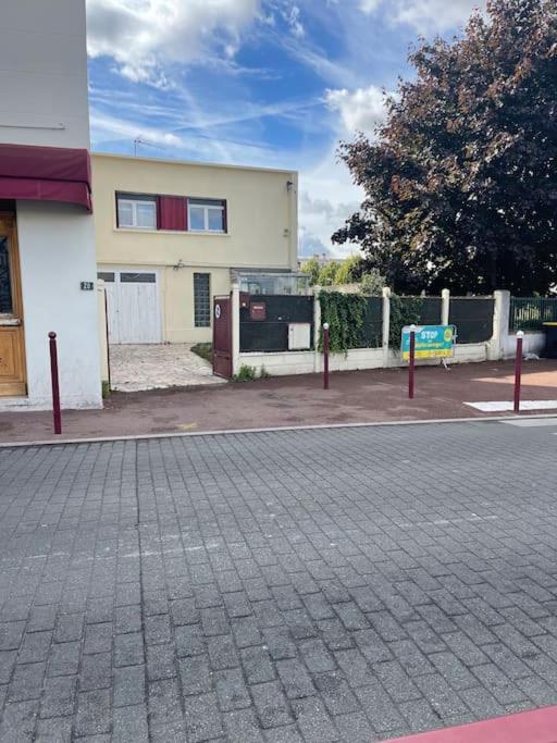 La Maison Est Situee En Face De La Gare بوندي المظهر الخارجي الصورة