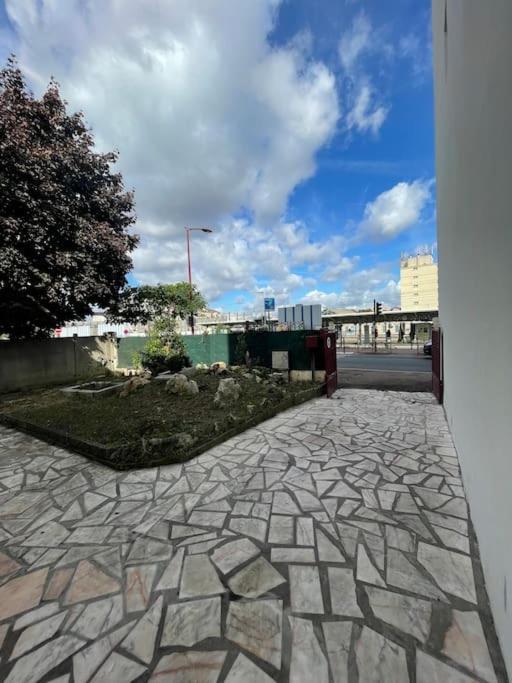 La Maison Est Situee En Face De La Gare بوندي المظهر الخارجي الصورة