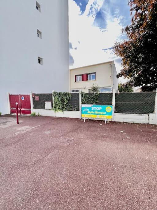 La Maison Est Situee En Face De La Gare بوندي المظهر الخارجي الصورة