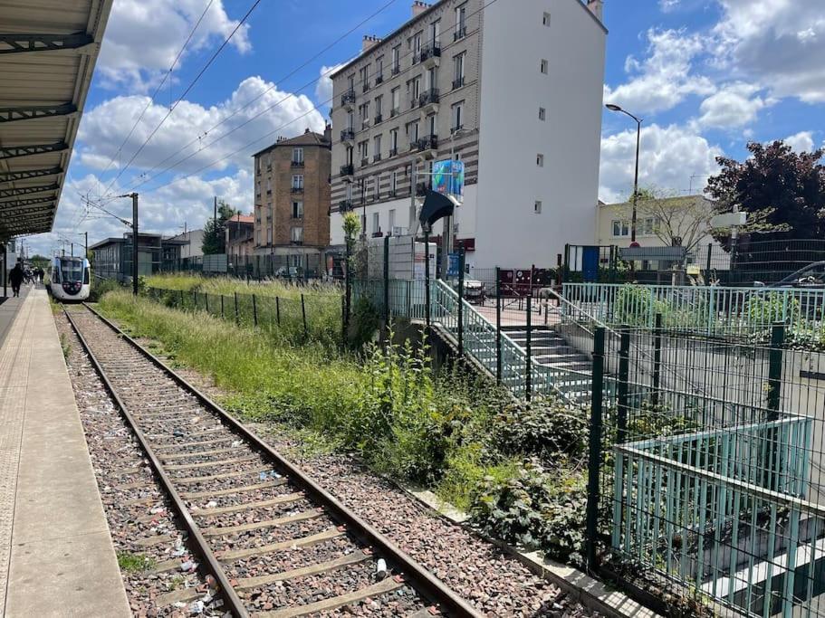 La Maison Est Situee En Face De La Gare بوندي المظهر الخارجي الصورة
