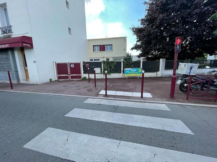 La Maison Est Situee En Face De La Gare بوندي المظهر الخارجي الصورة