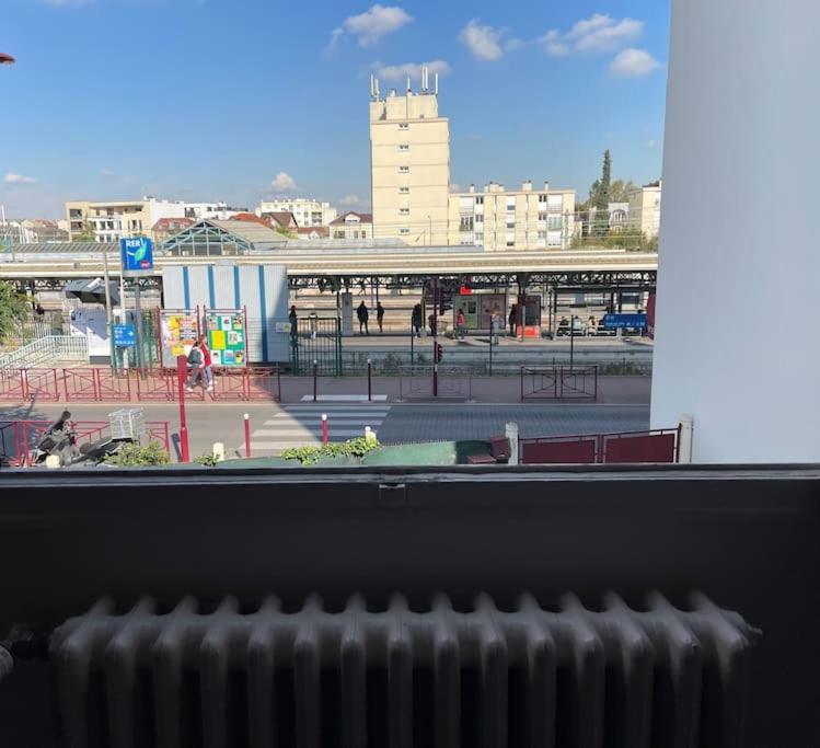 La Maison Est Situee En Face De La Gare بوندي المظهر الخارجي الصورة